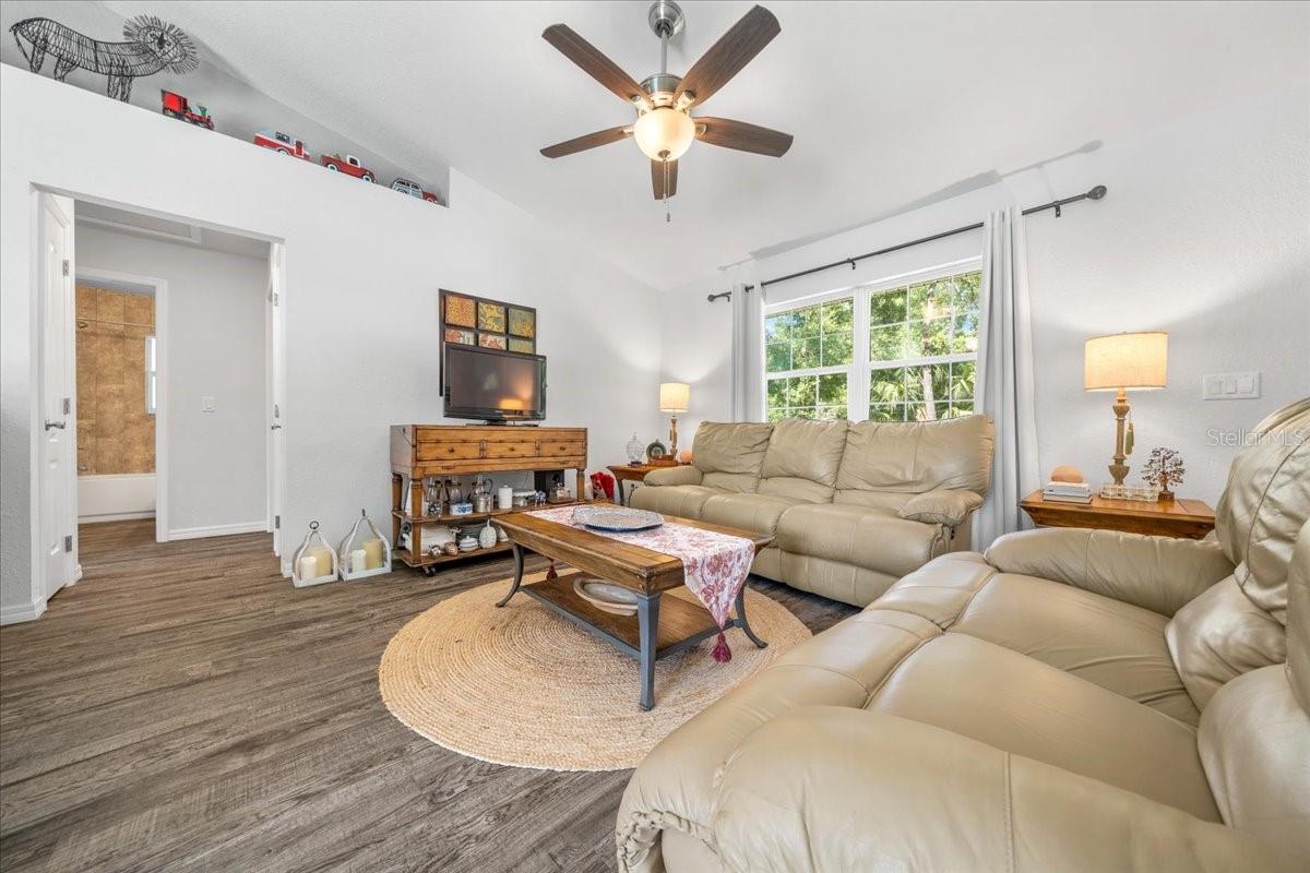 Image 13 of 40 For 543 Rooks Avenue