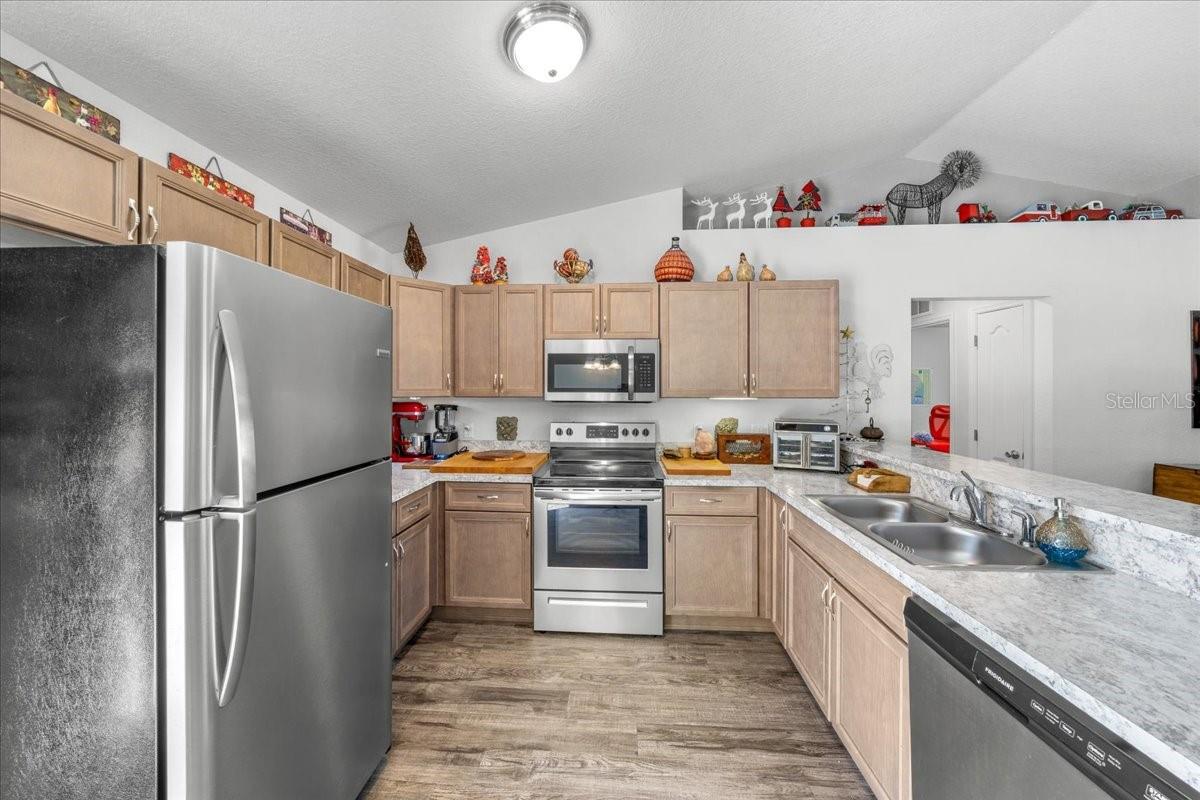 Image 9 of 40 For 543 Rooks Avenue