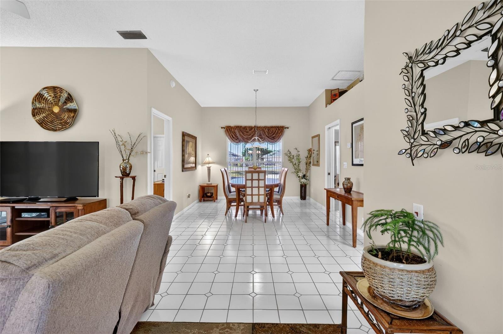 Image 11 of 68 For 21618 Queen Elizabeth Court