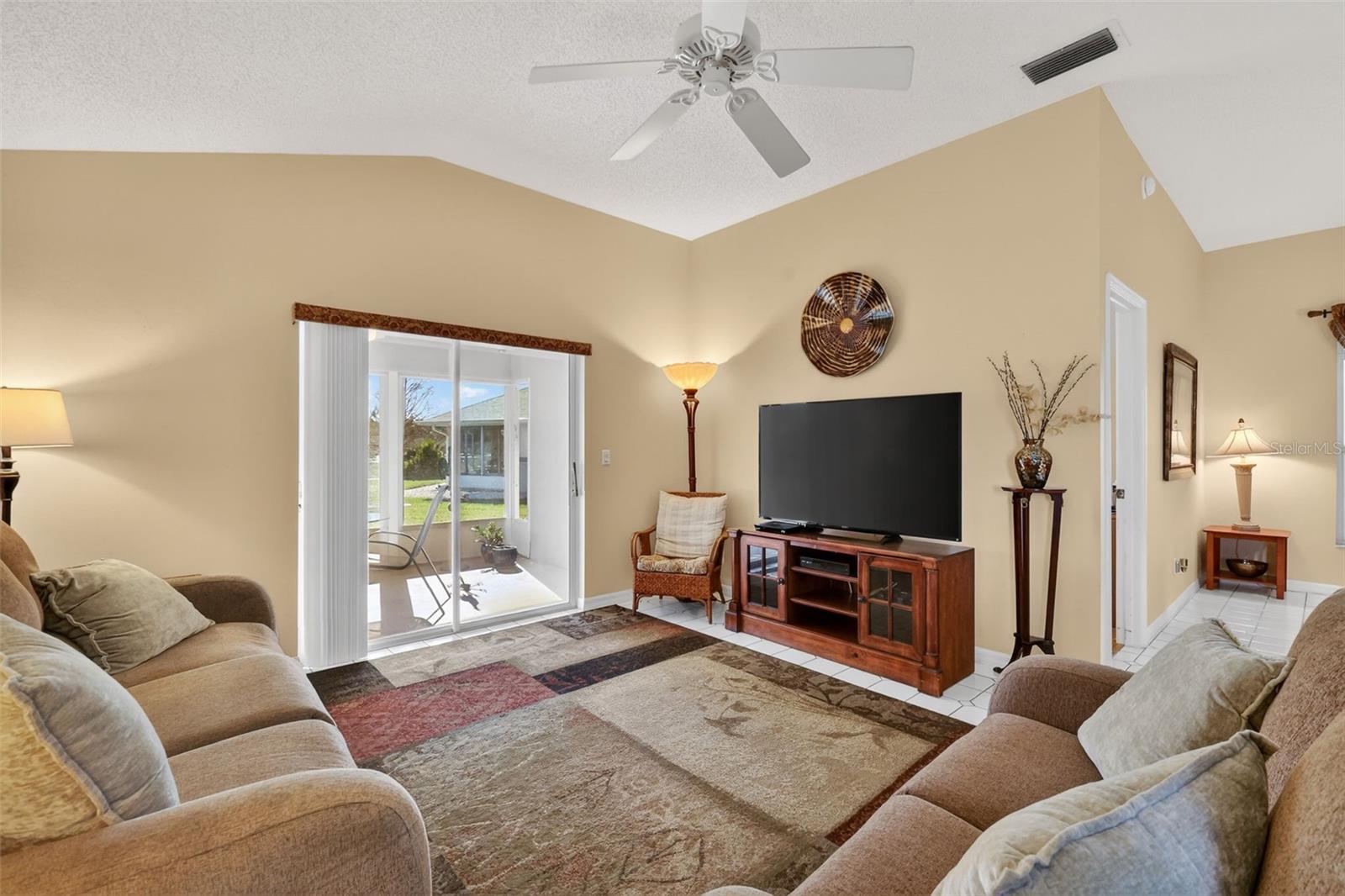 Image 14 of 68 For 21618 Queen Elizabeth Court