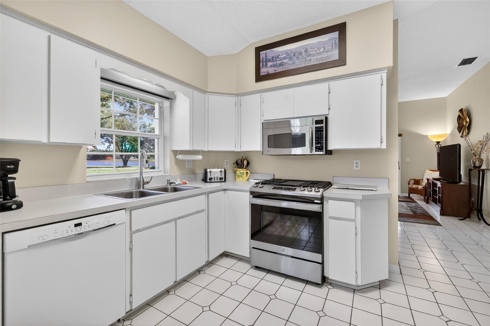 Image 18 of 68 For 21618 Queen Elizabeth Court