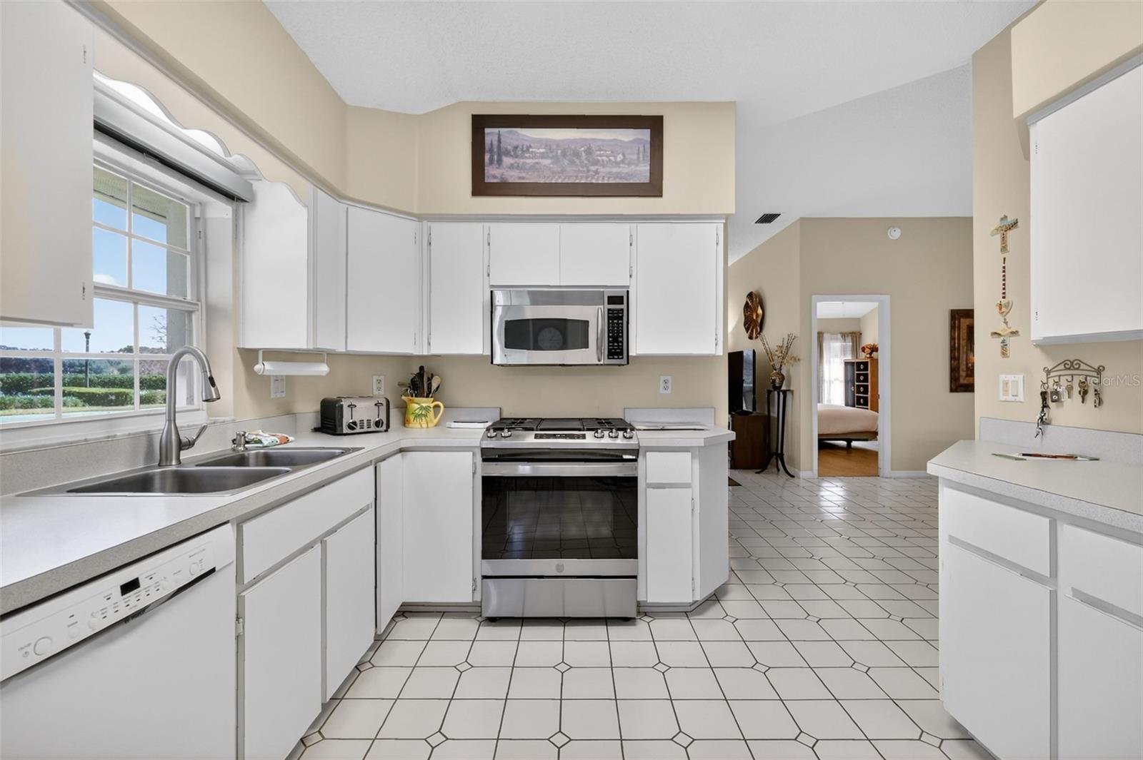 Image 20 of 68 For 21618 Queen Elizabeth Court