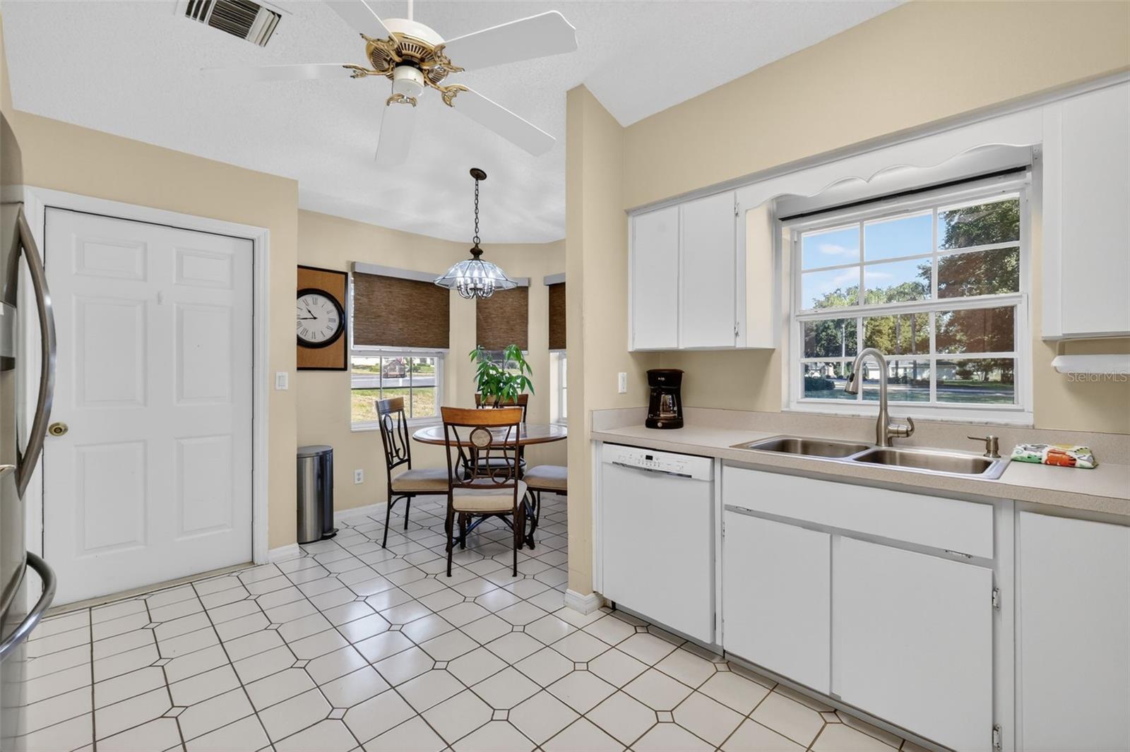 Image 22 of 68 For 21618 Queen Elizabeth Court