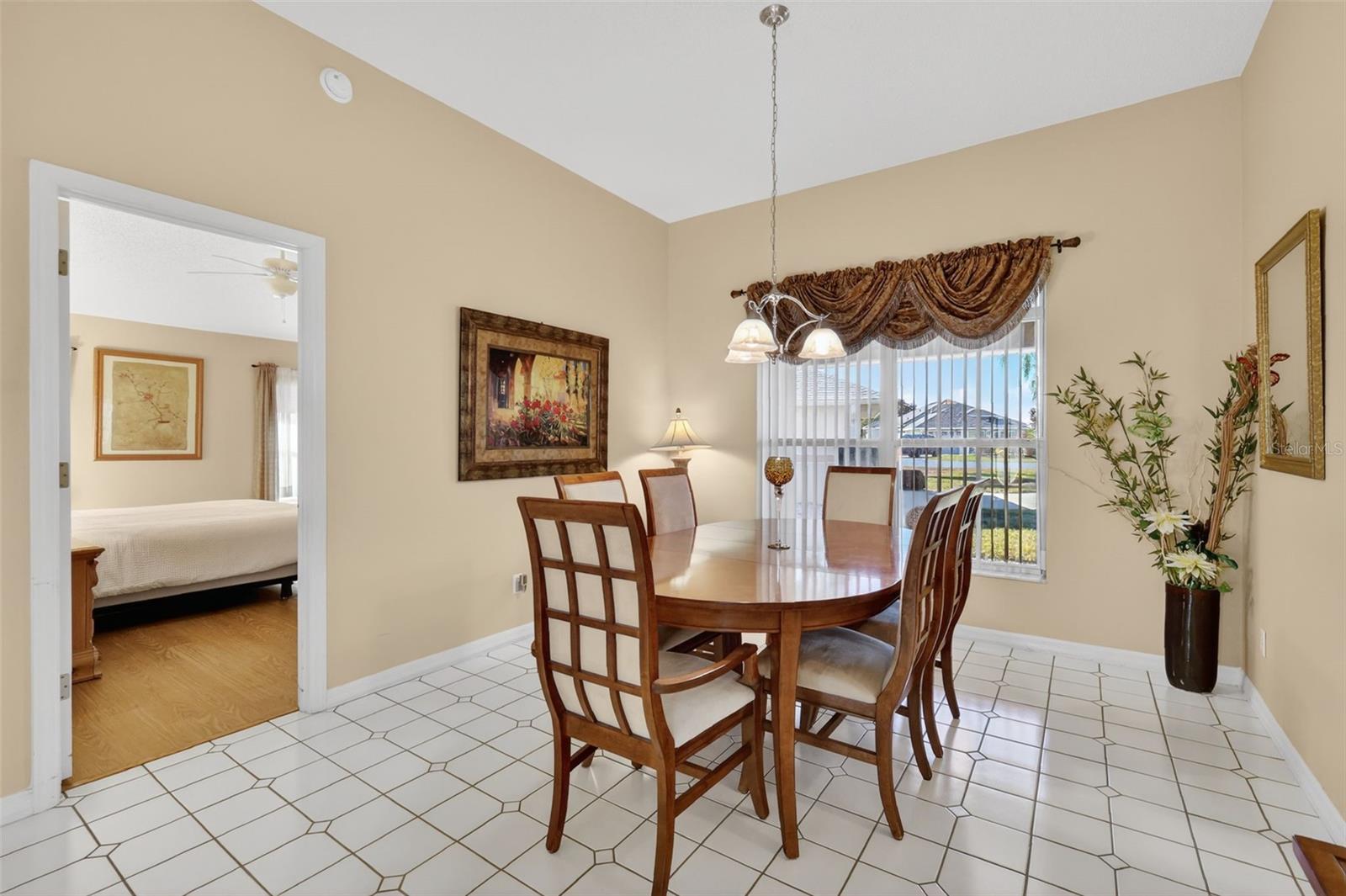 Image 23 of 68 For 21618 Queen Elizabeth Court