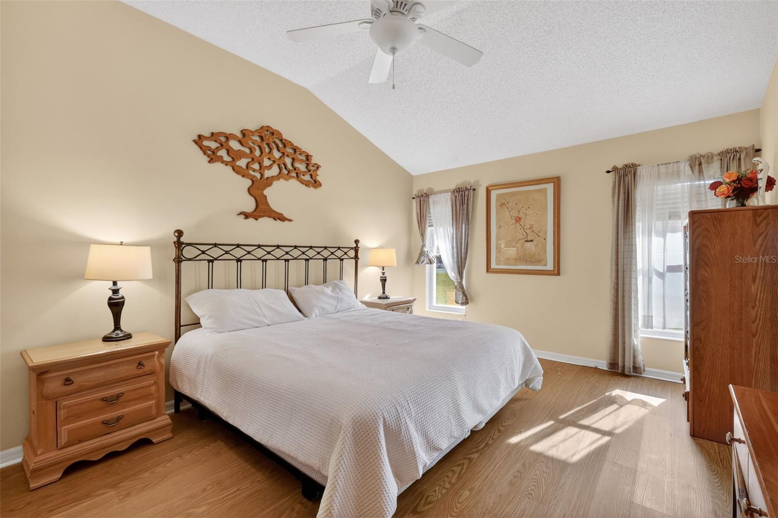 Image 28 of 68 For 21618 Queen Elizabeth Court