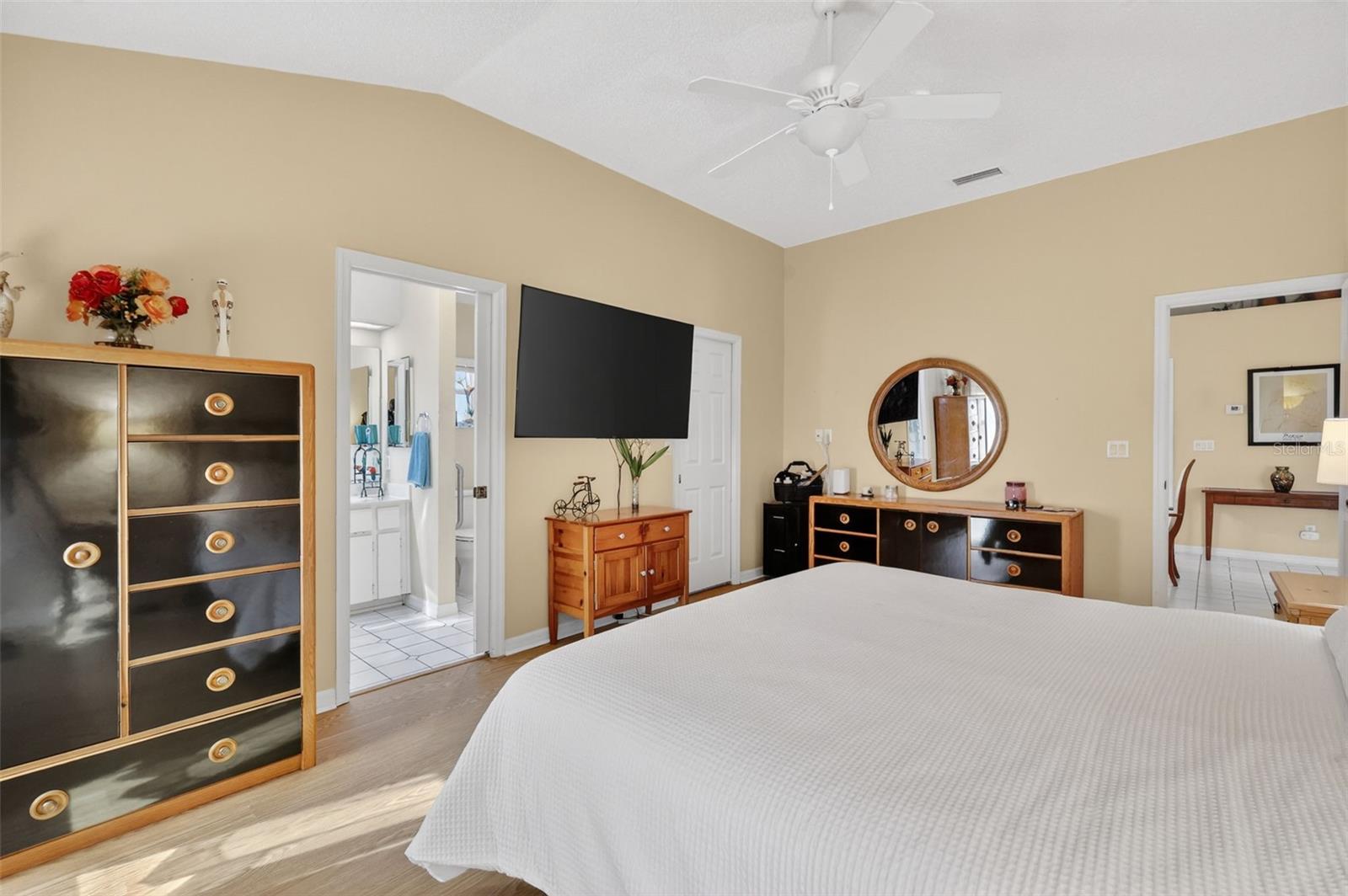 Image 29 of 68 For 21618 Queen Elizabeth Court