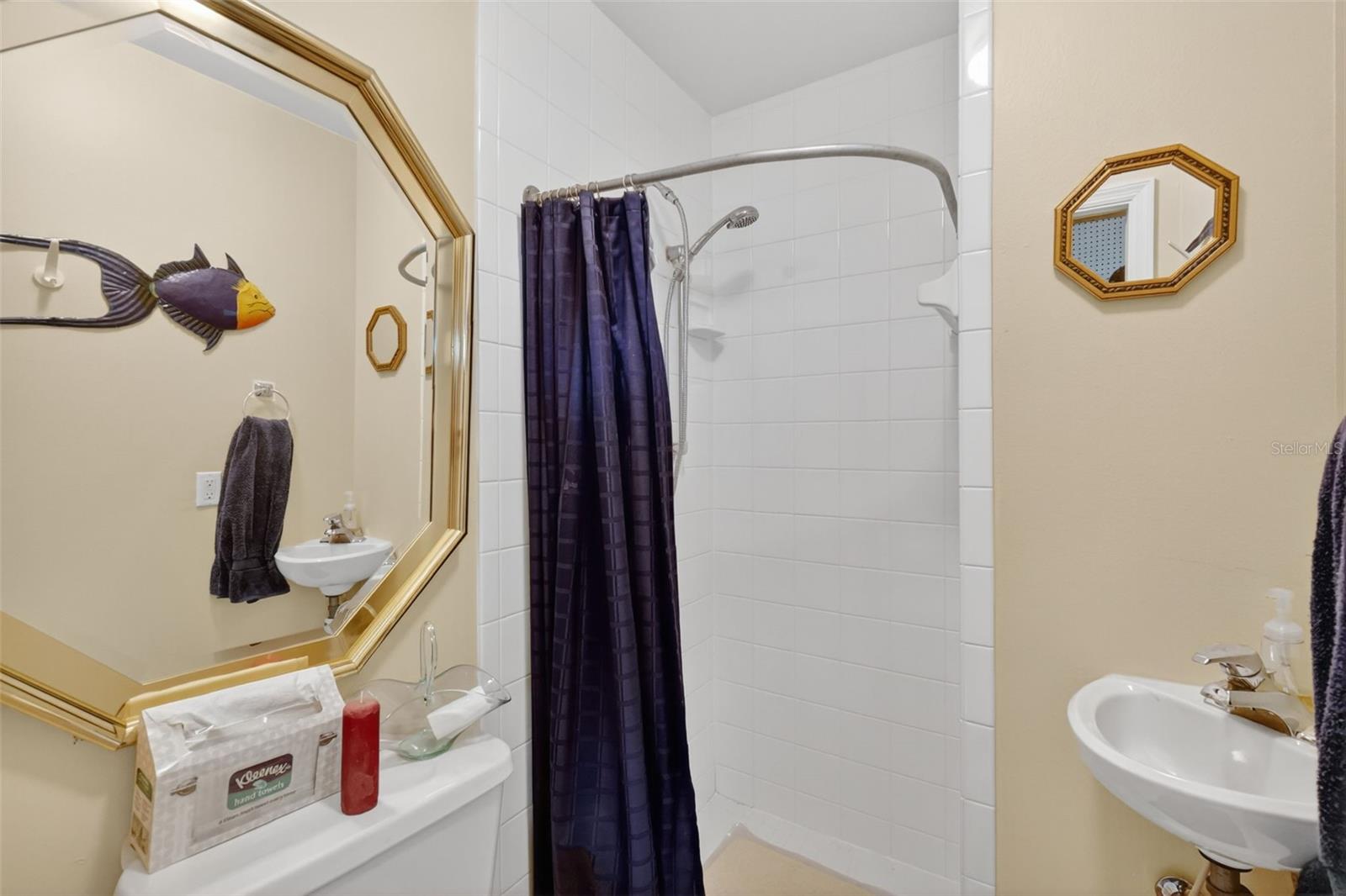 Image 31 of 68 For 21618 Queen Elizabeth Court