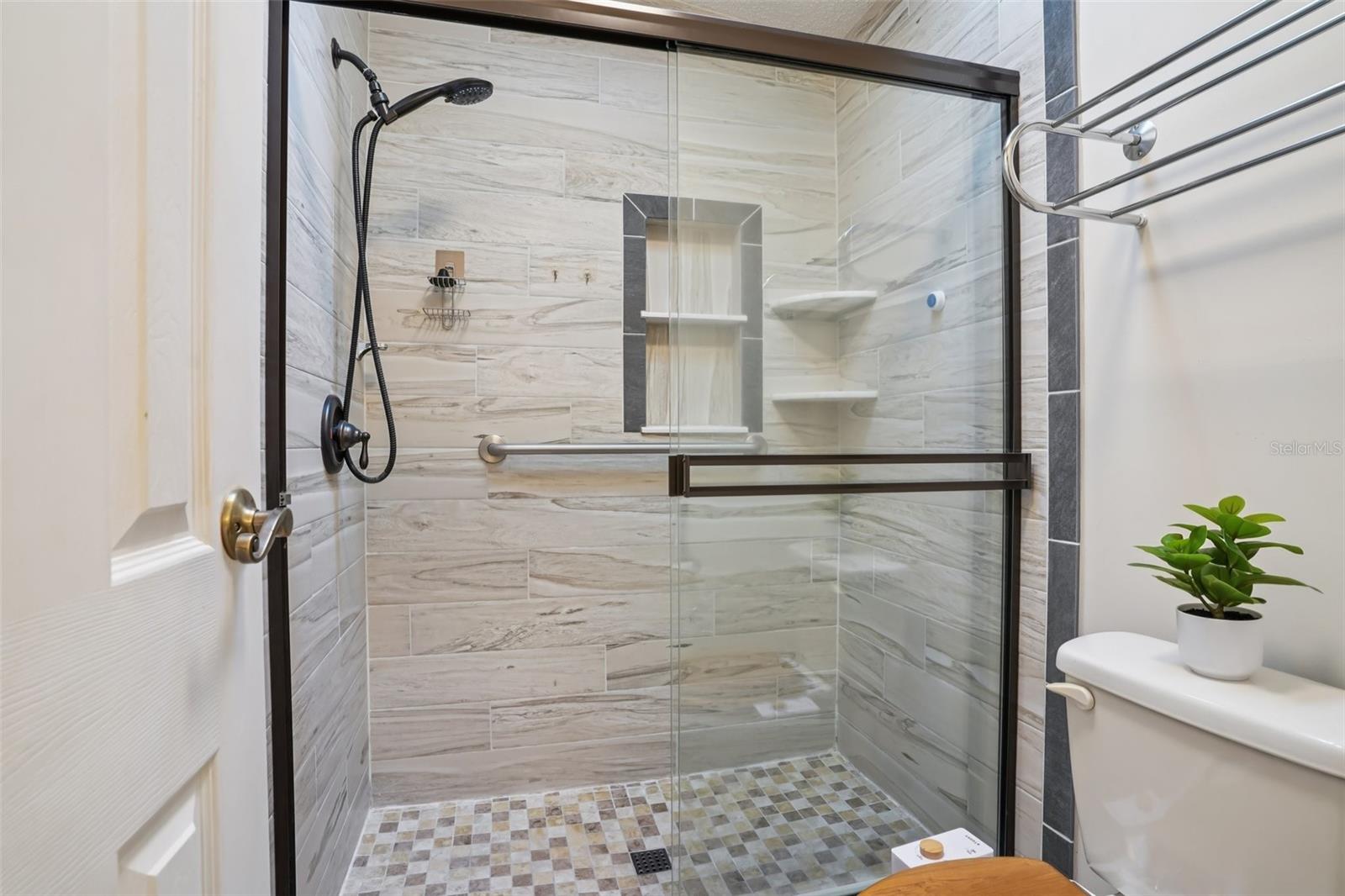 Image 23 of 46 For 1833 Schwartz Boulevard