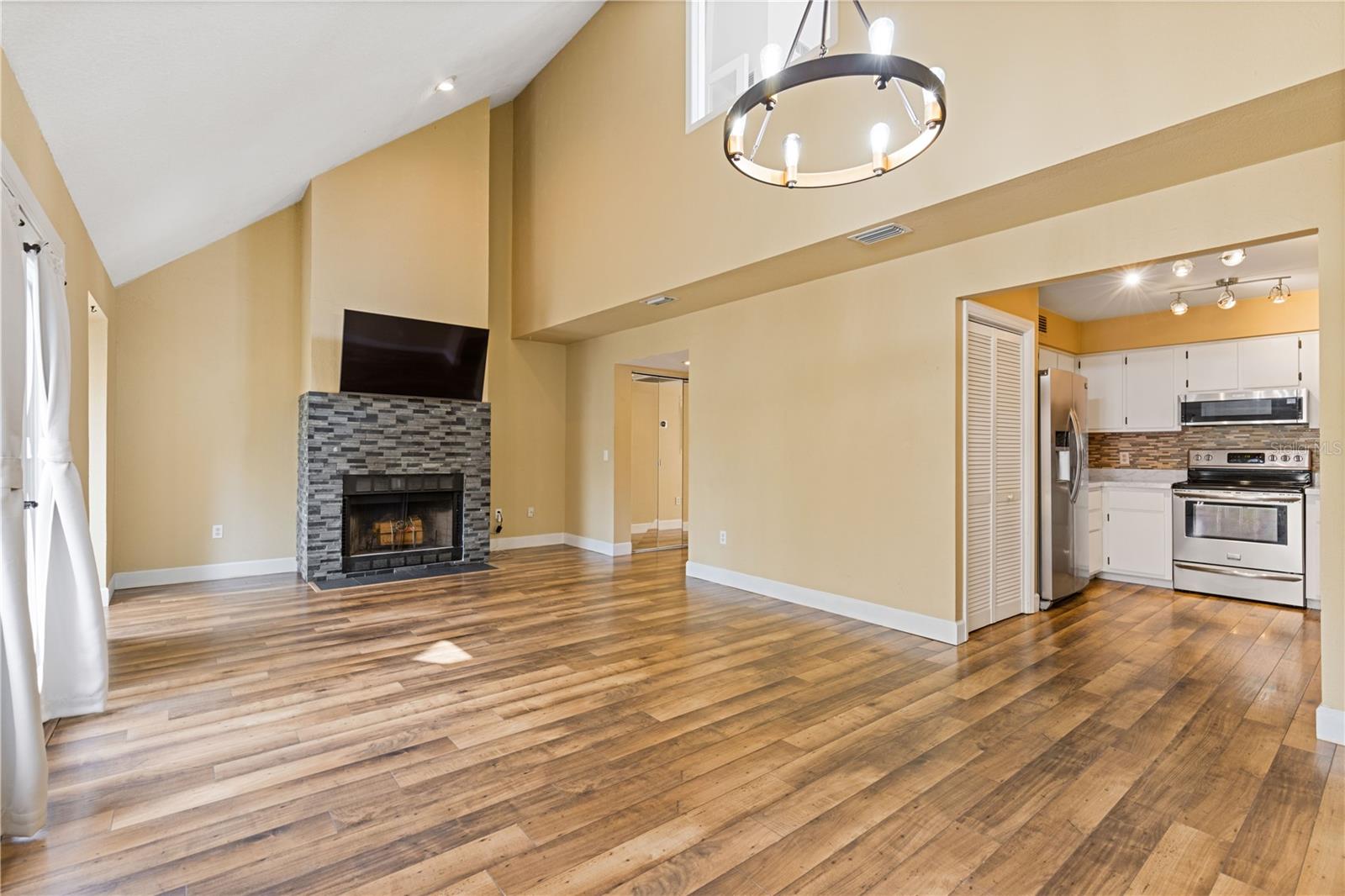 Image 5 of 60 For 1621 2nd Street 302