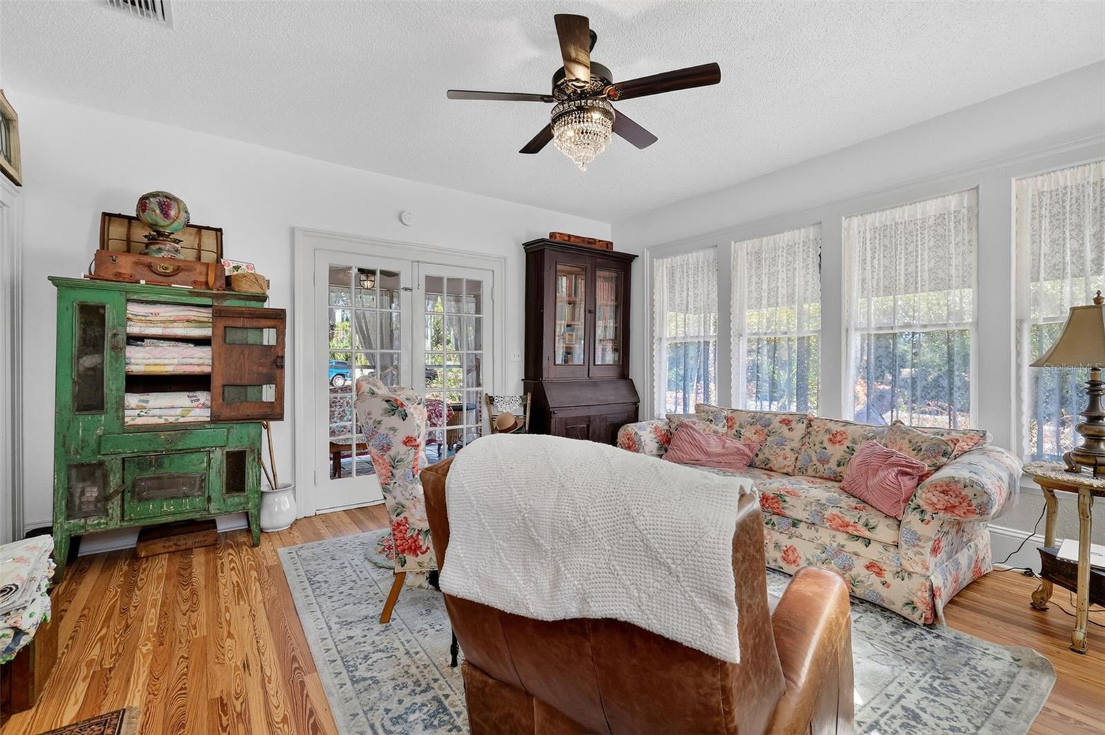 Image 13 of 33 For 740 Summit Street