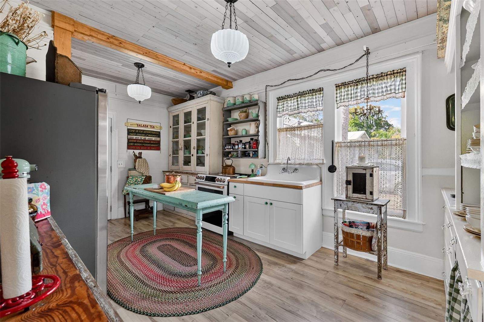 Image 17 of 33 For 740 Summit Street