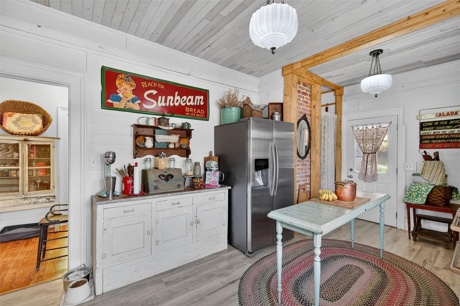 Image 18 of 33 For 740 Summit Street