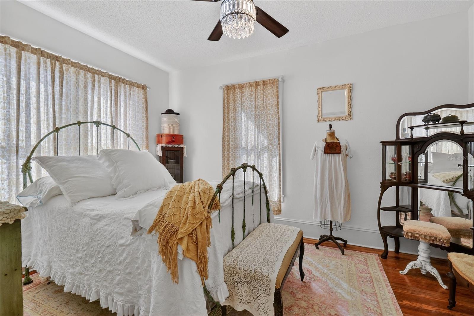 Image 21 of 33 For 740 Summit Street