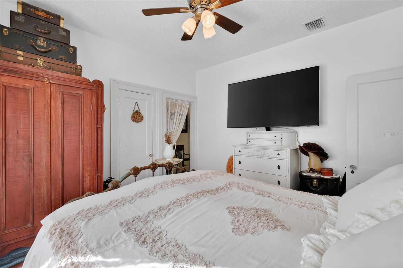 Image 24 of 33 For 740 Summit Street