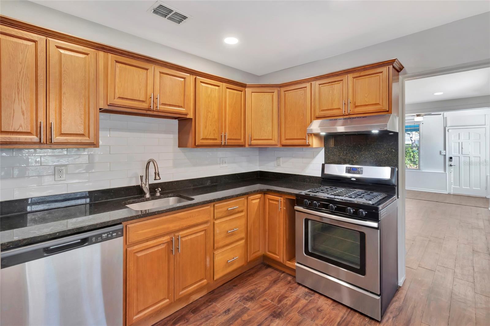 Image 10 of 43 For 720 Webster Avenue