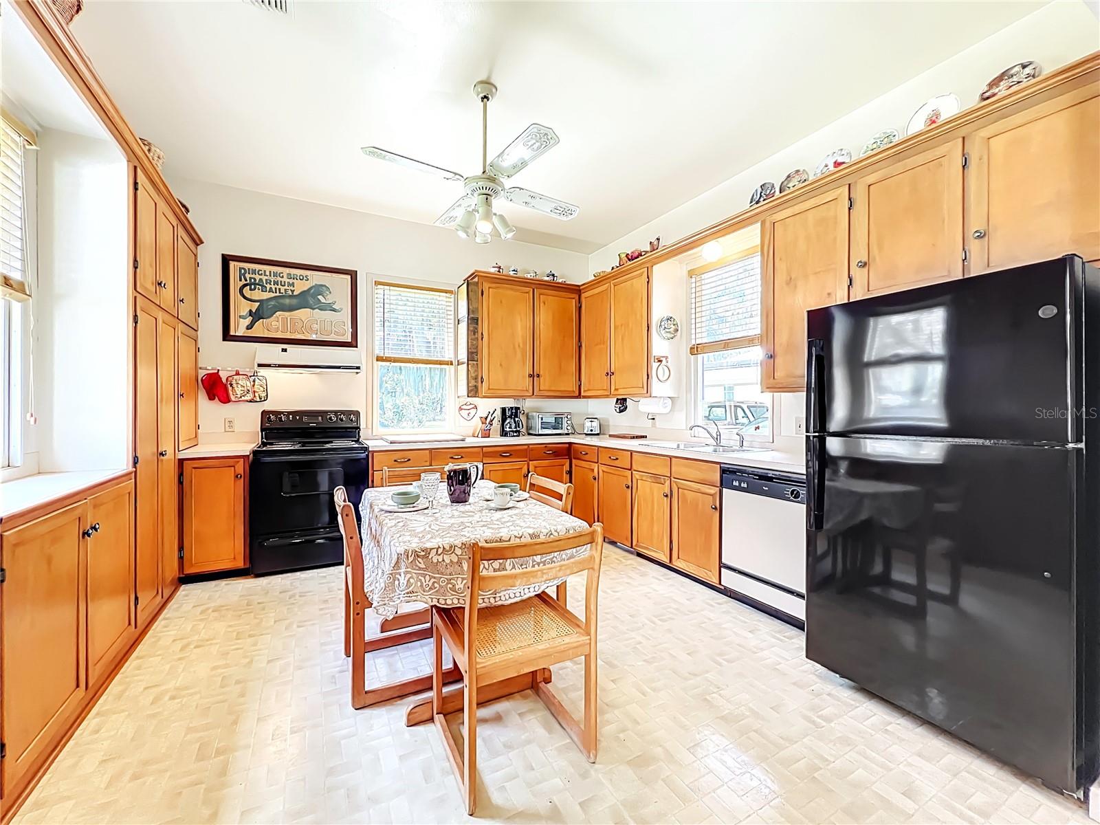 Image 35 of 76 For 8408 Lakeshore Drive