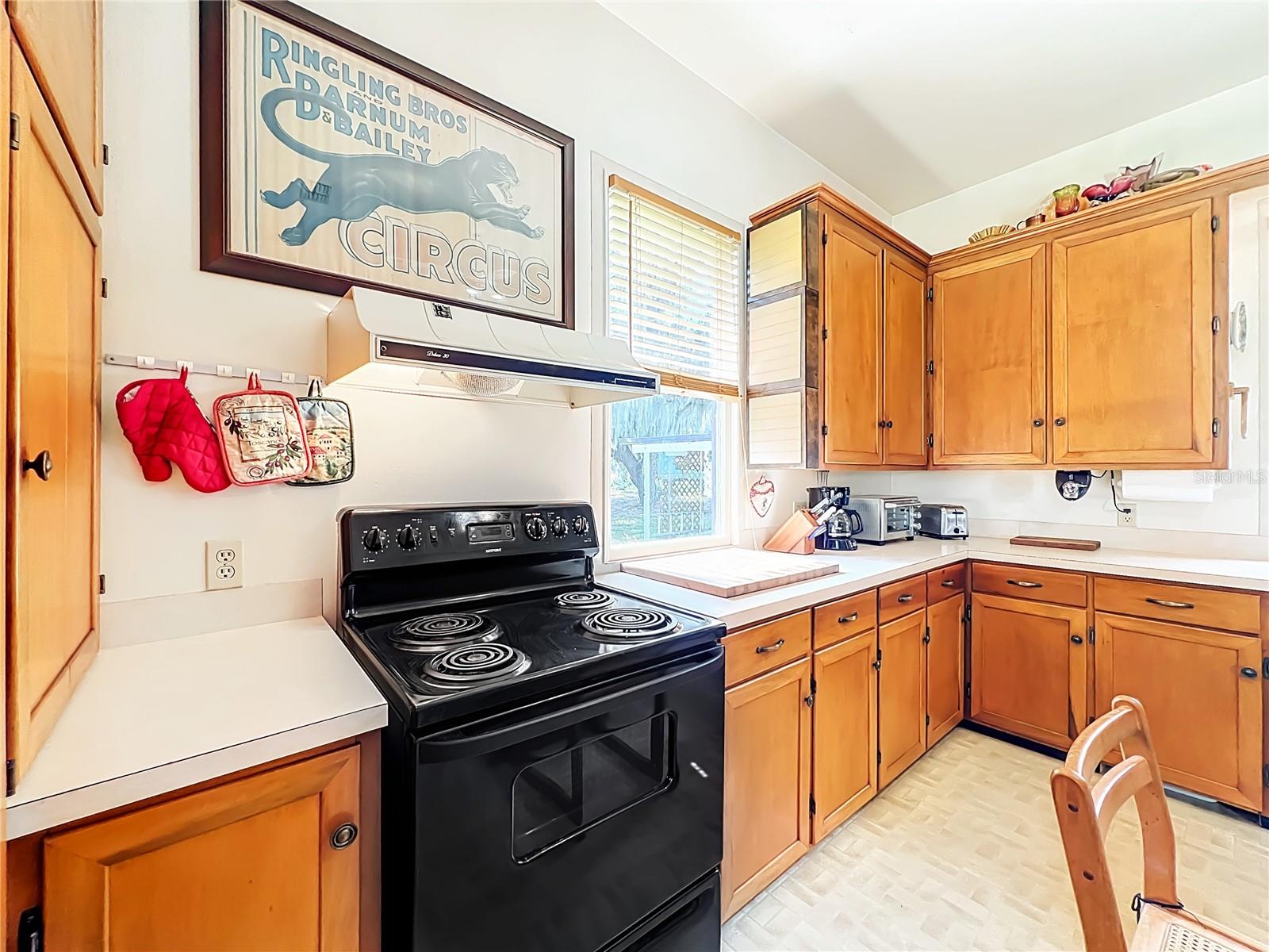 Image 37 of 76 For 8408 Lakeshore Drive