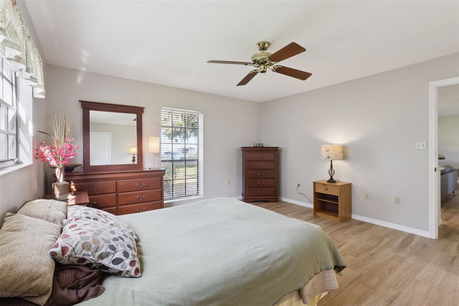 Image 19 of 56 For 709 Lakeshore Drive