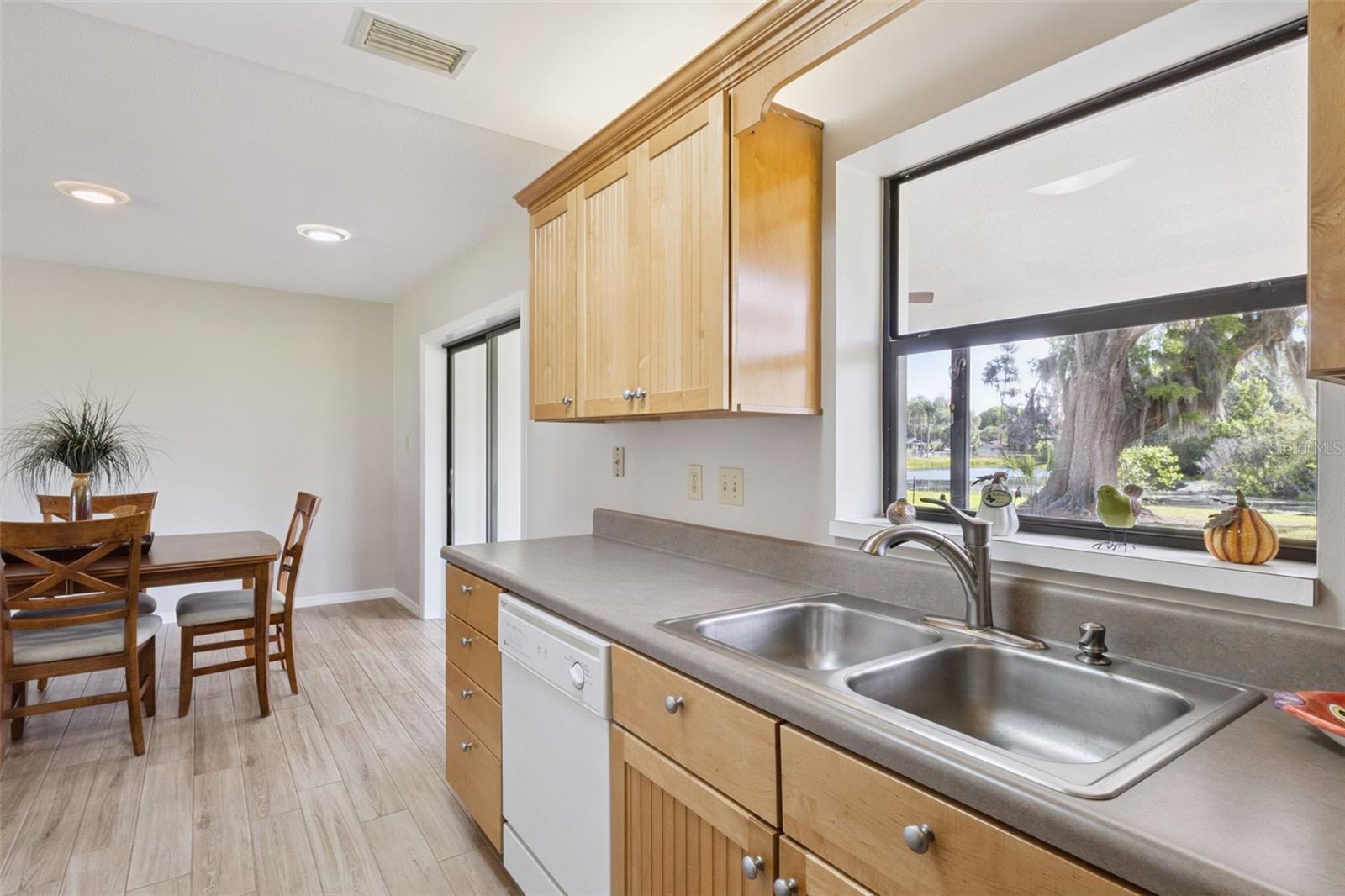 Image 29 of 56 For 709 Lakeshore Drive