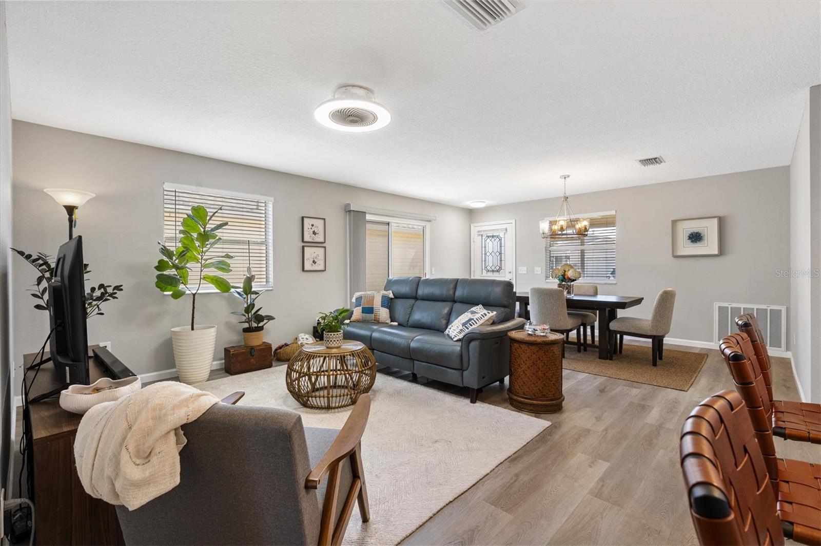 Listing photo id 9 for 2737 Craven Way