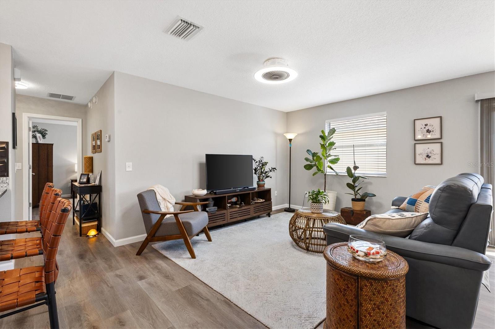 Listing photo id 10 for 2737 Craven Way