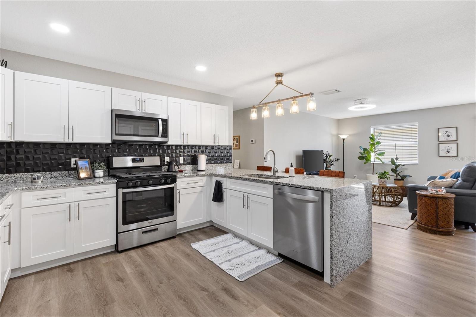 Listing photo id 14 for 2737 Craven Way