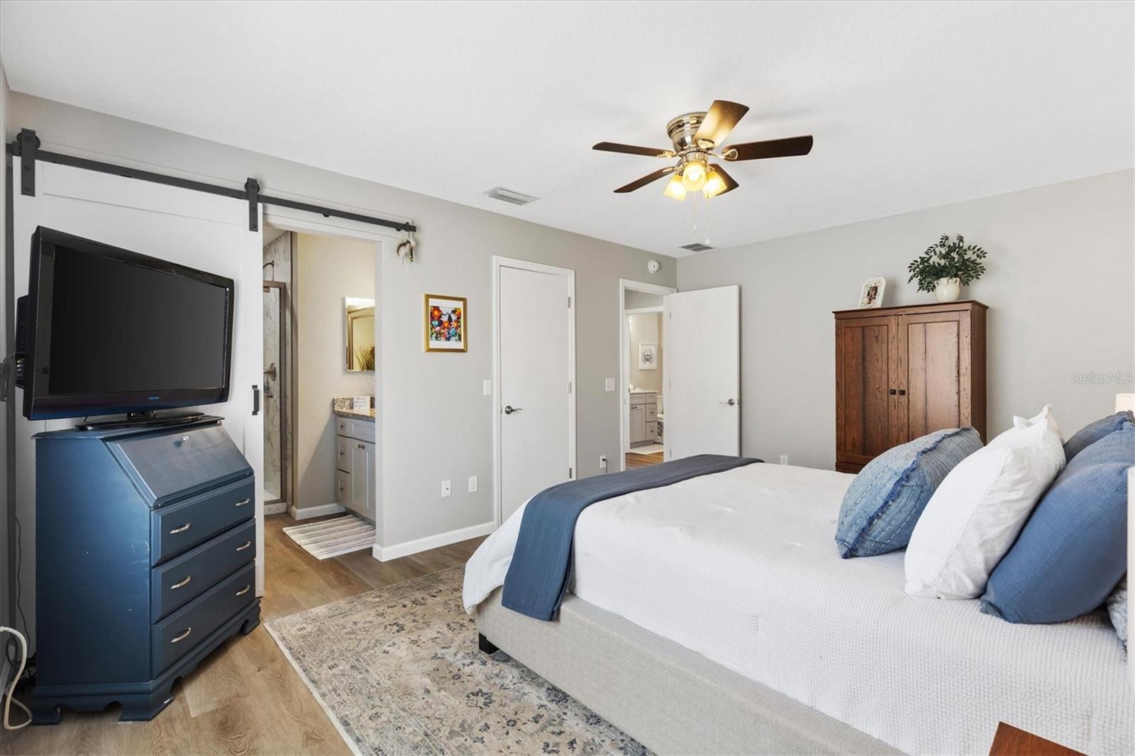 Listing photo id 16 for 2737 Craven Way