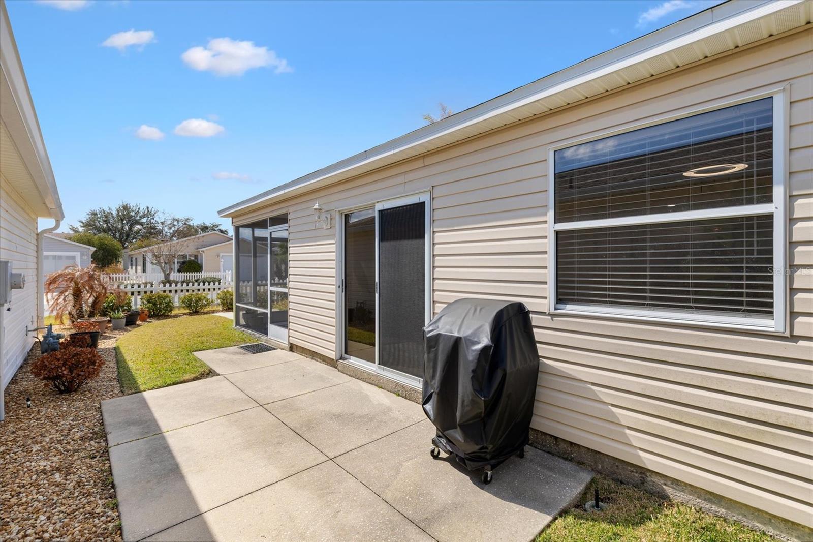 Listing photo id 23 for 2737 Craven Way