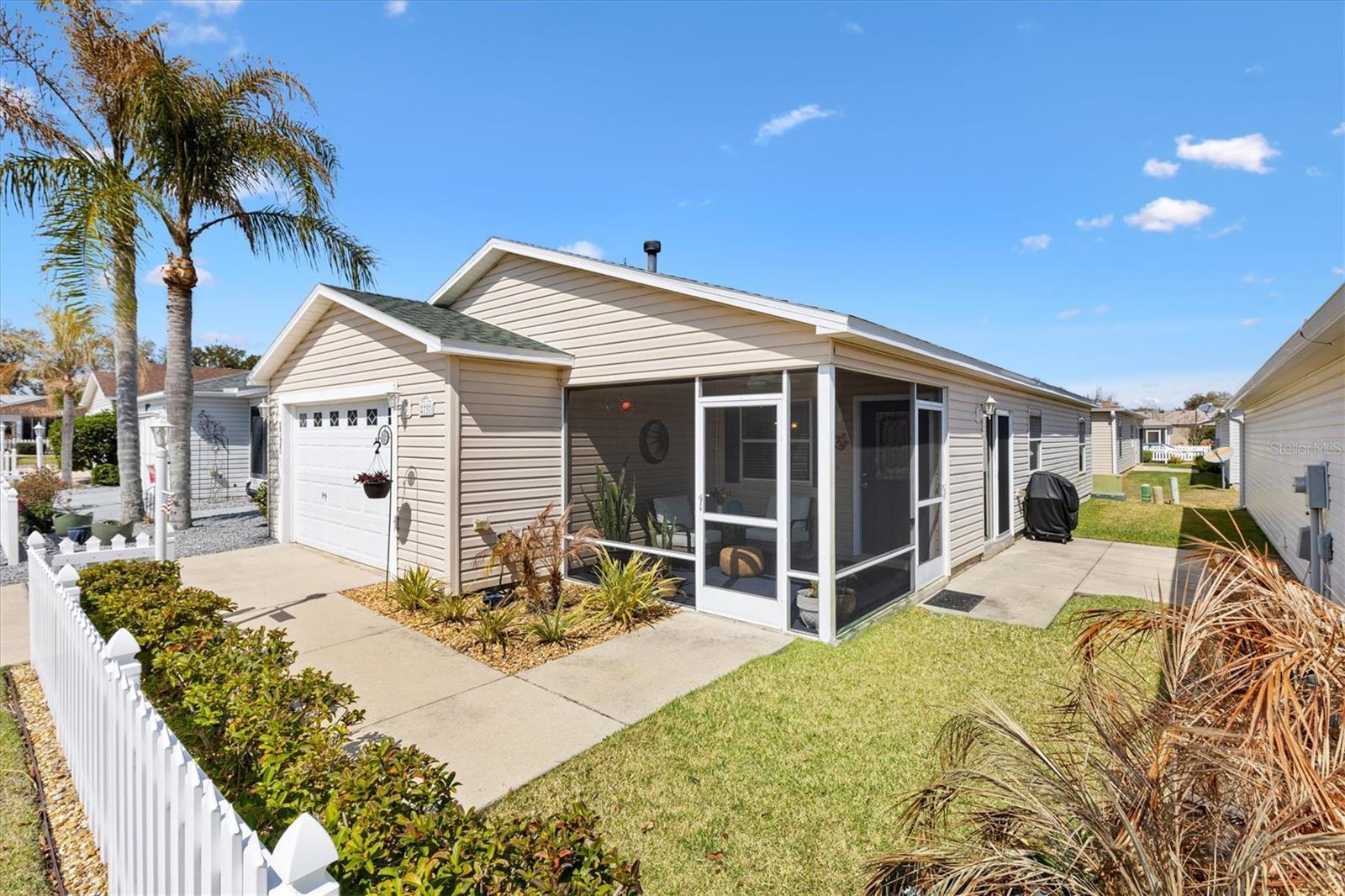 Listing photo id 2 for 2737 Craven Way