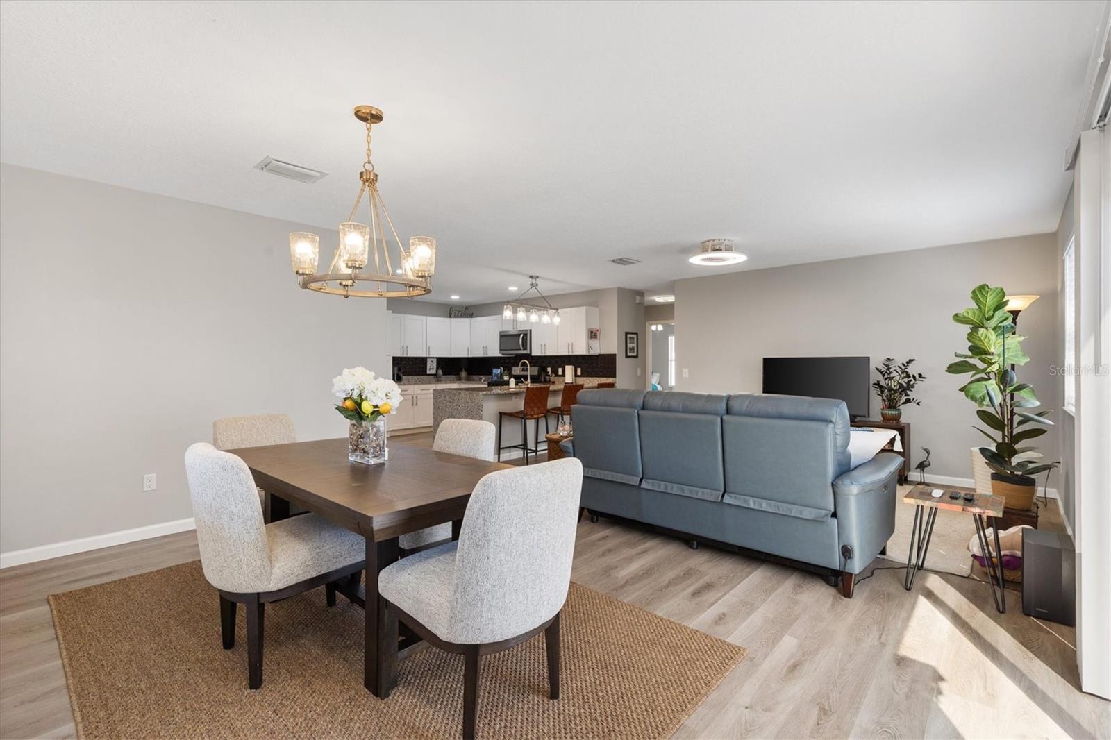 Listing photo id 5 for 2737 Craven Way