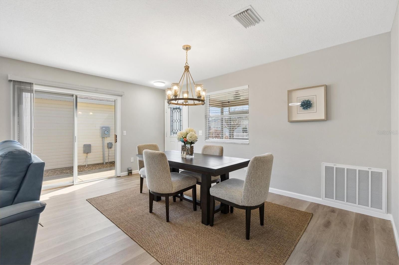 Listing photo id 6 for 2737 Craven Way