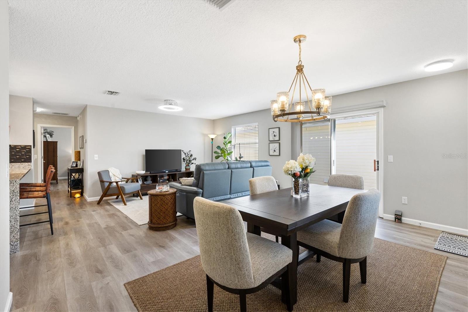 Listing photo id 7 for 2737 Craven Way