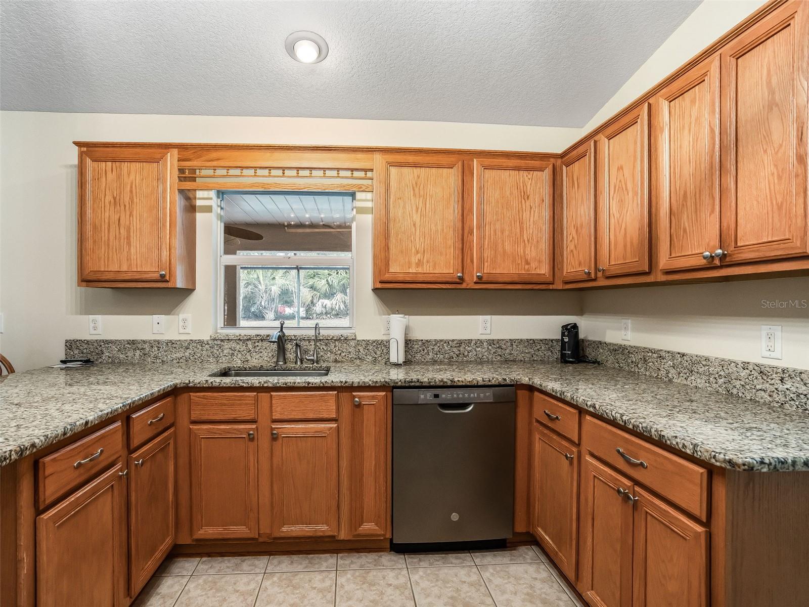 Listing photo id 15 for 2351 114th Avenue