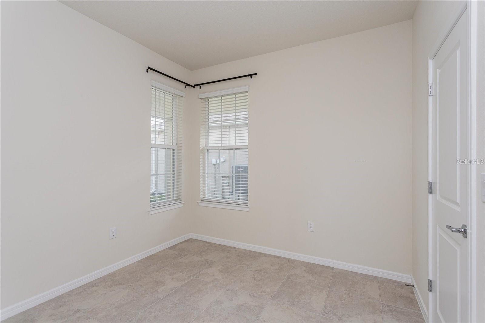 Image 7 of 10 For 2501 Southlawn Lane