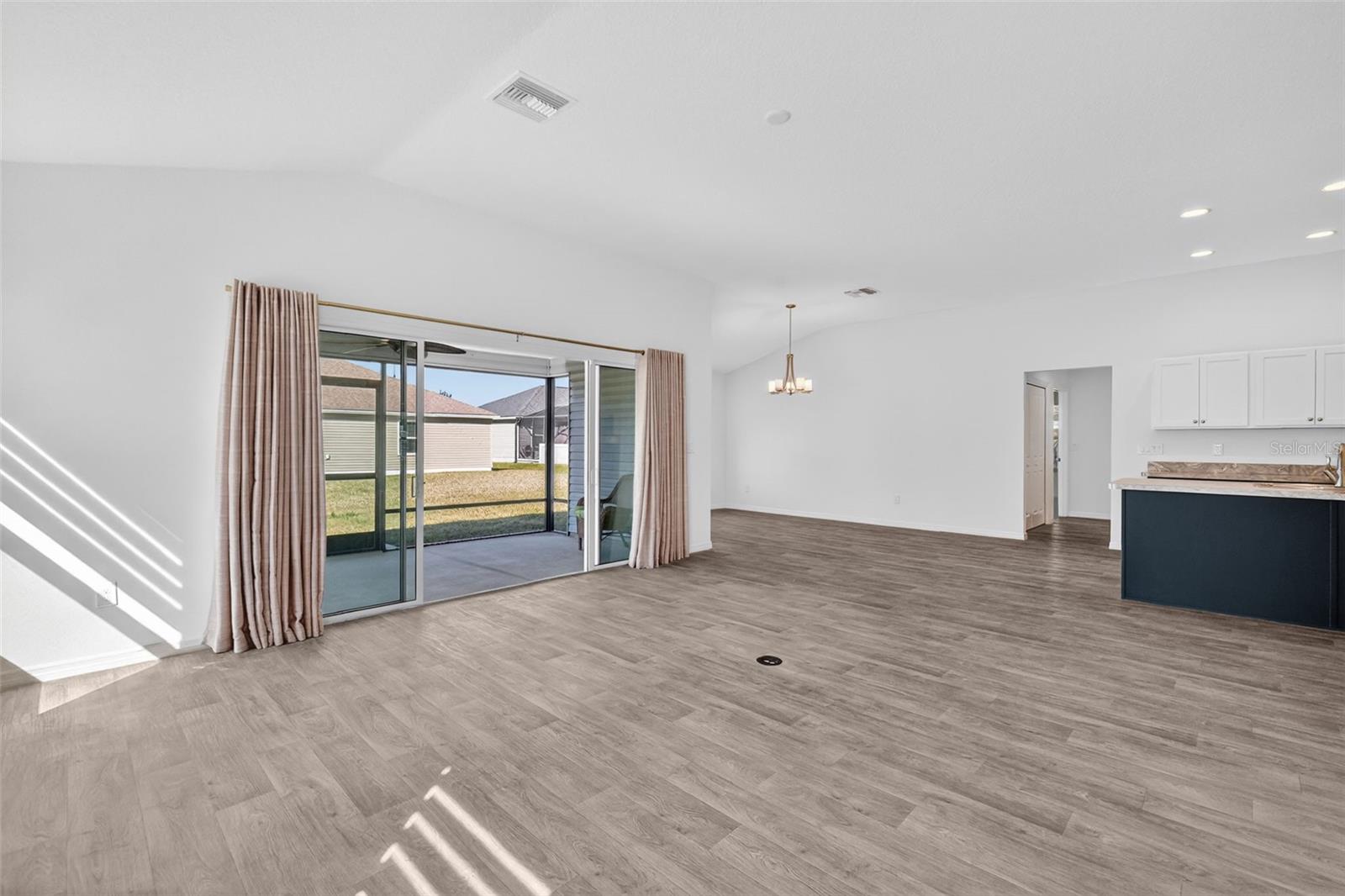 Image 19 of 45 For 11380 Soutar Avenue