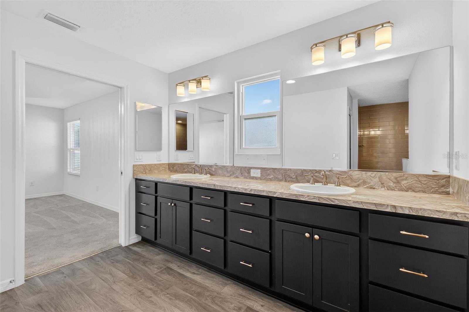 Image 24 of 45 For 11380 Soutar Avenue