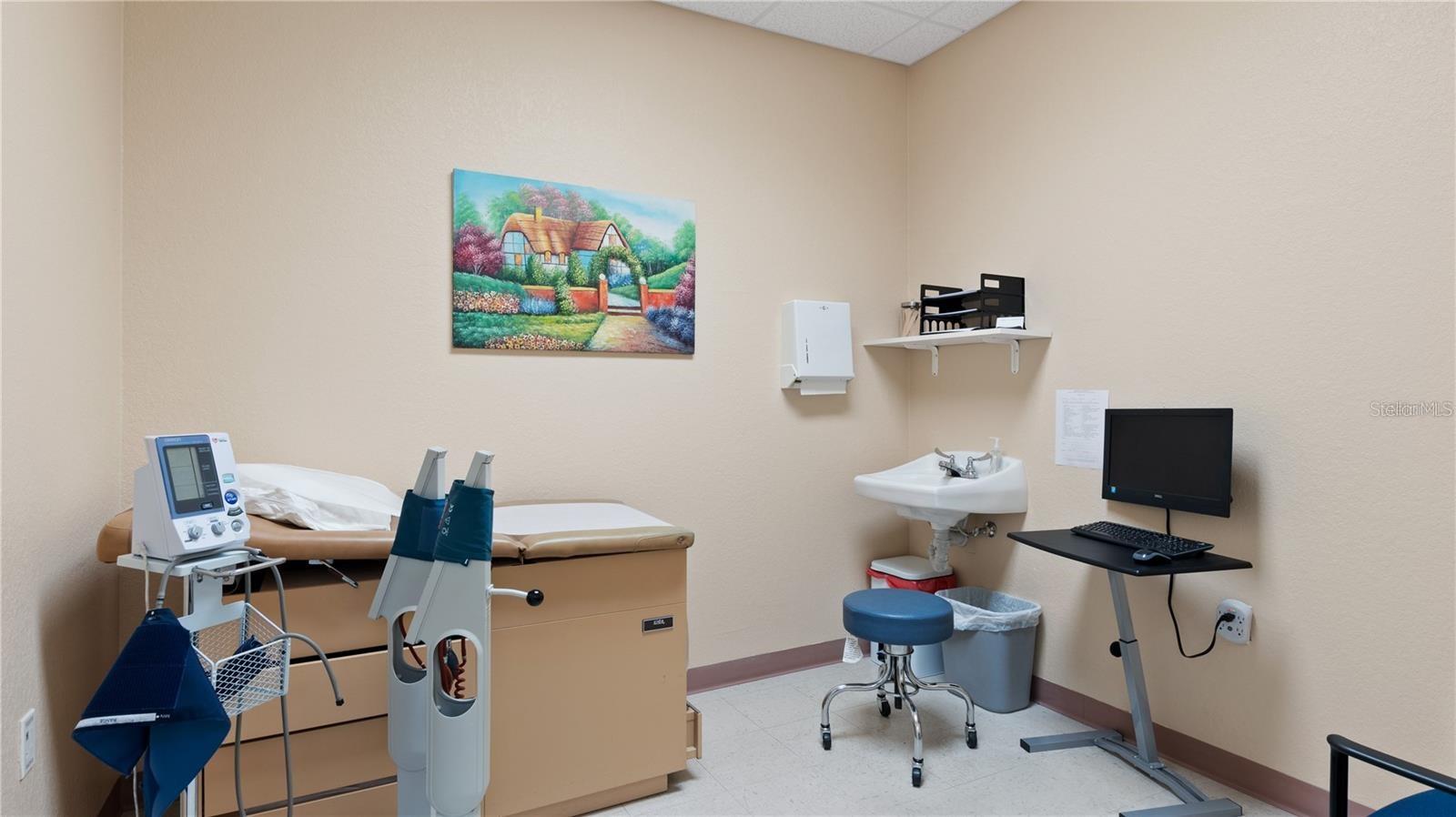 Image 20 of 24 For 401 North Boulevard