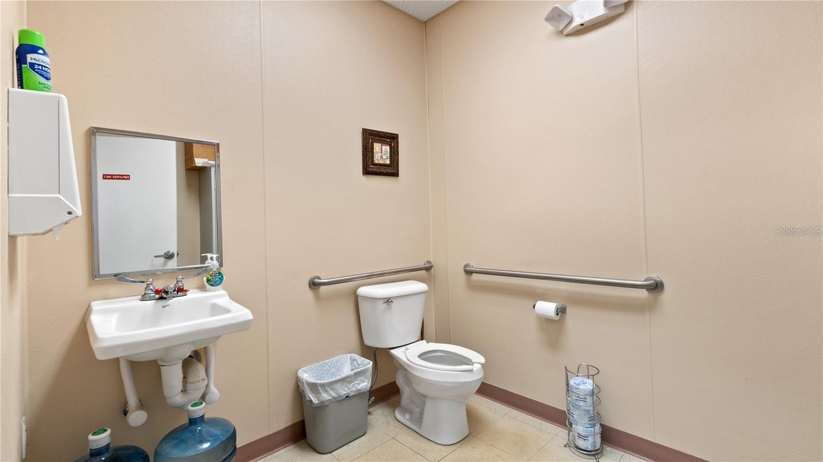 Image 21 of 24 For 401 North Boulevard