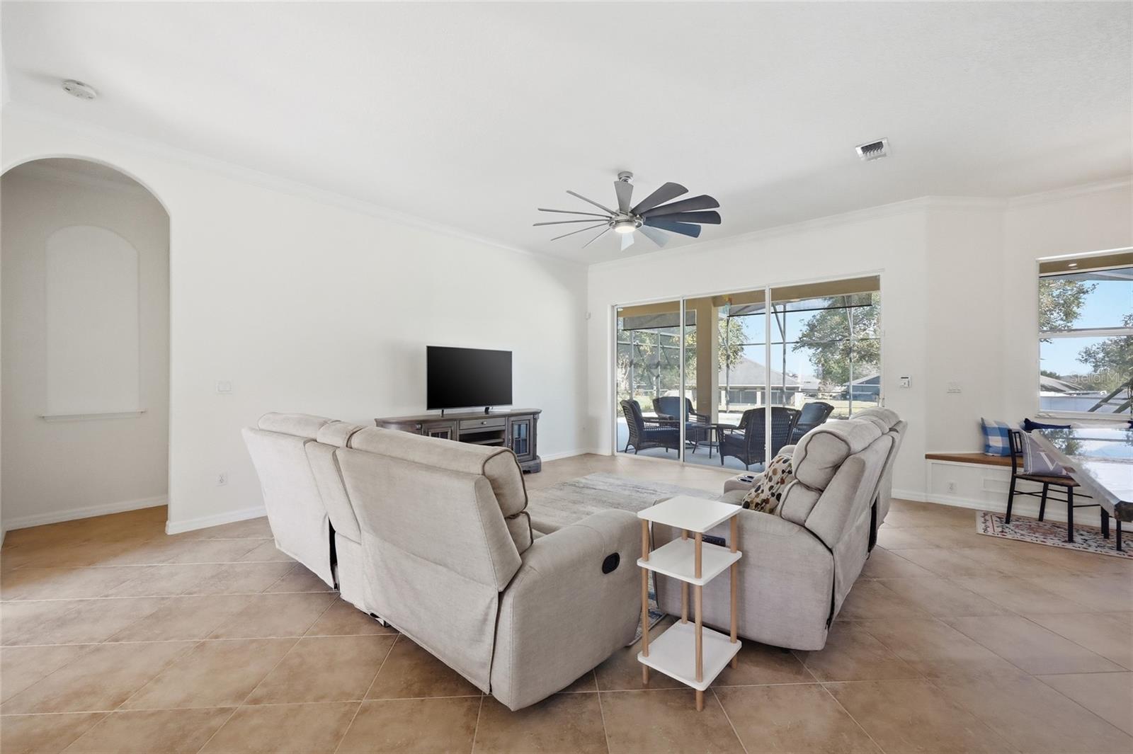 Image 8 of 54 For 3027 Chavez Avenue