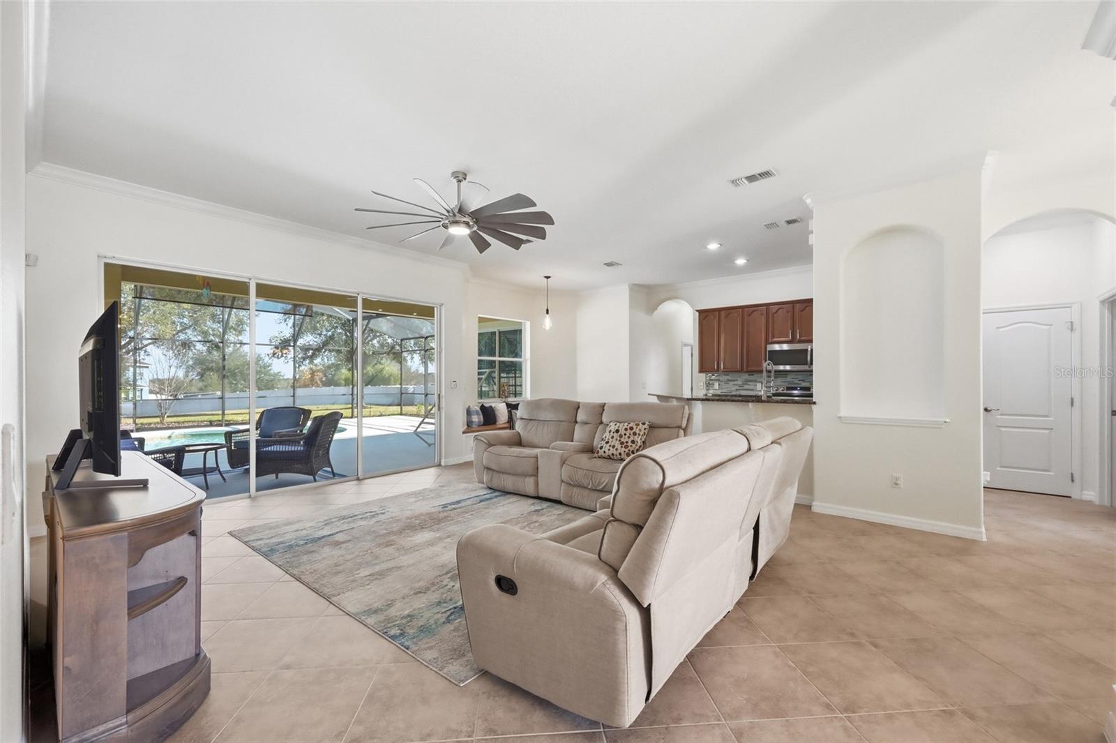 Image 9 of 54 For 3027 Chavez Avenue