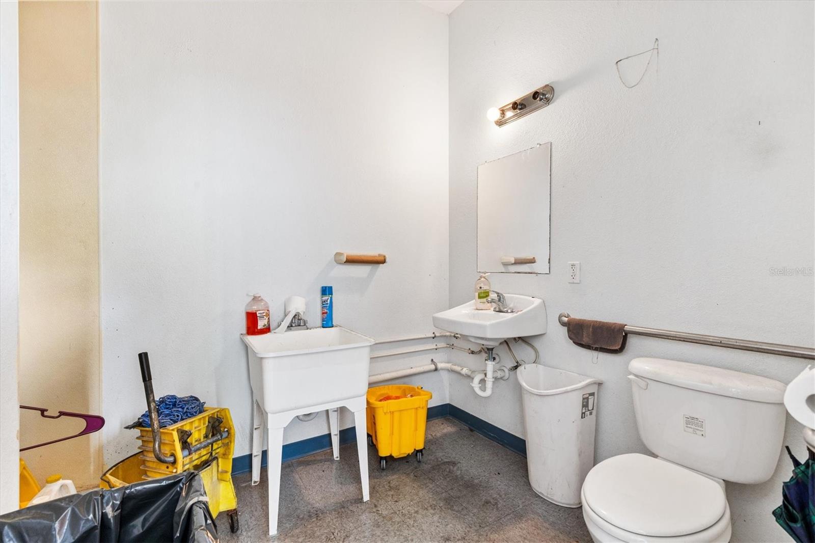 Image 16 of 26 For 118 Weber Avenue