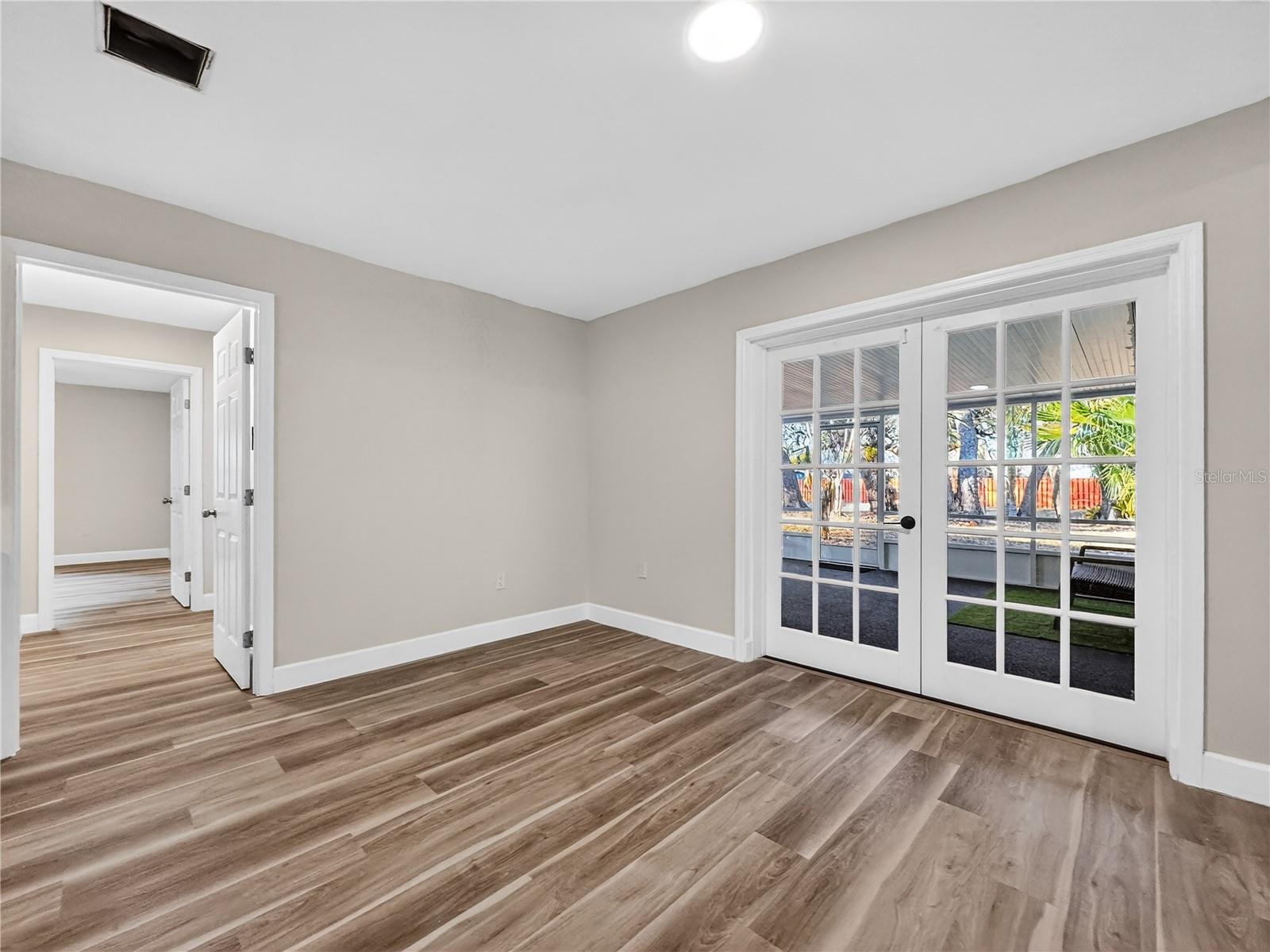 Image 7 of 28 For 1450 Park Avenue