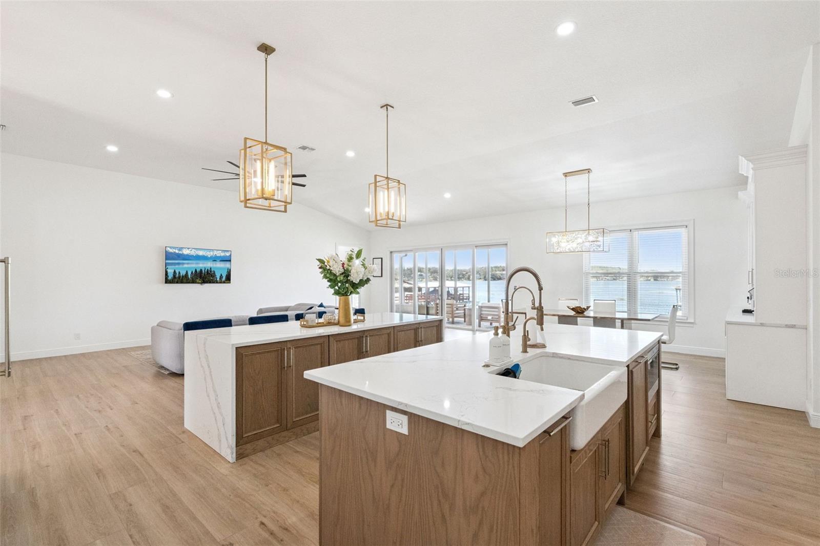 Image 11 of 62 For 10839 Lakeshore Drive