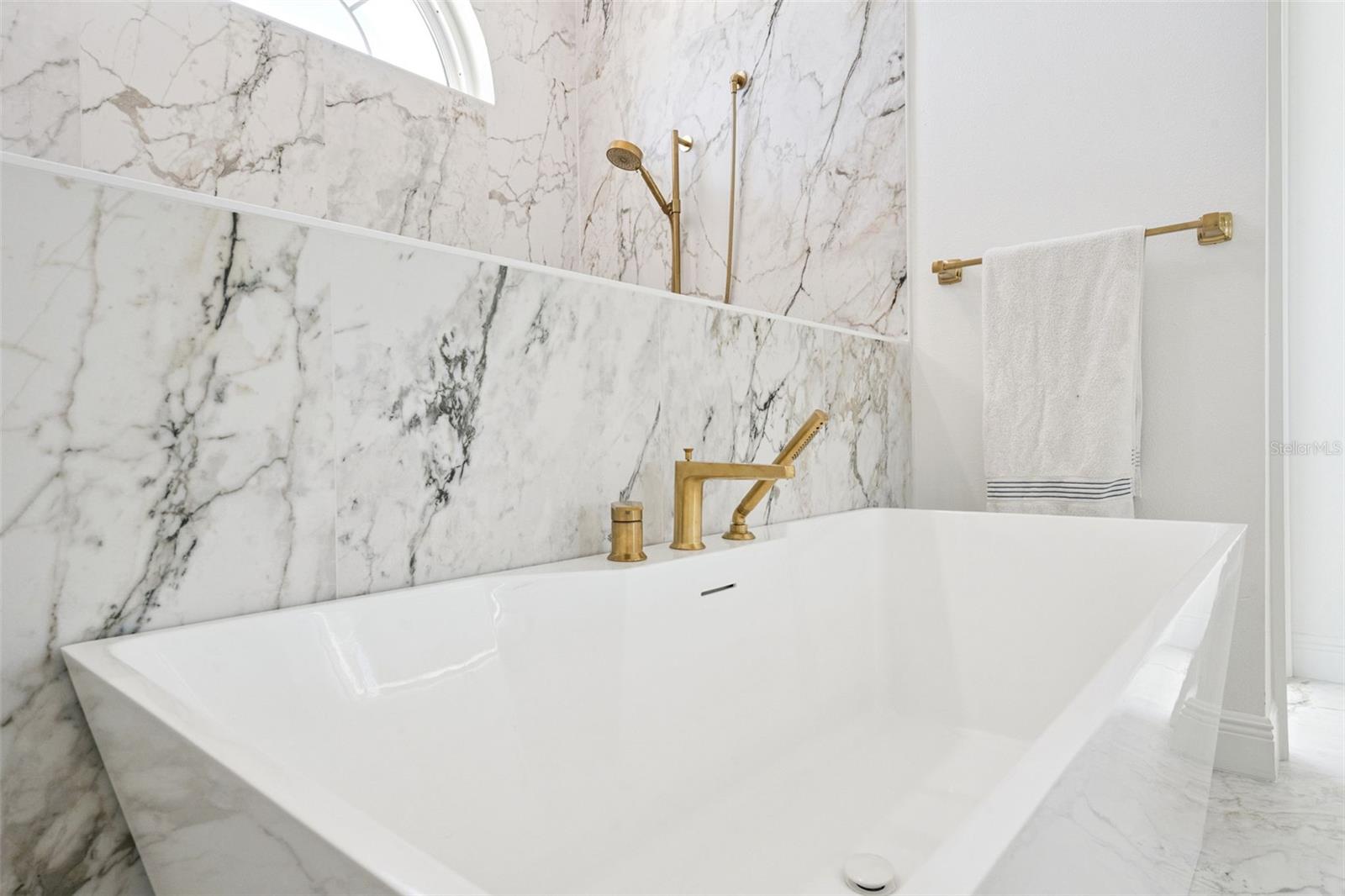 Image 23 of 62 For 10839 Lakeshore Drive