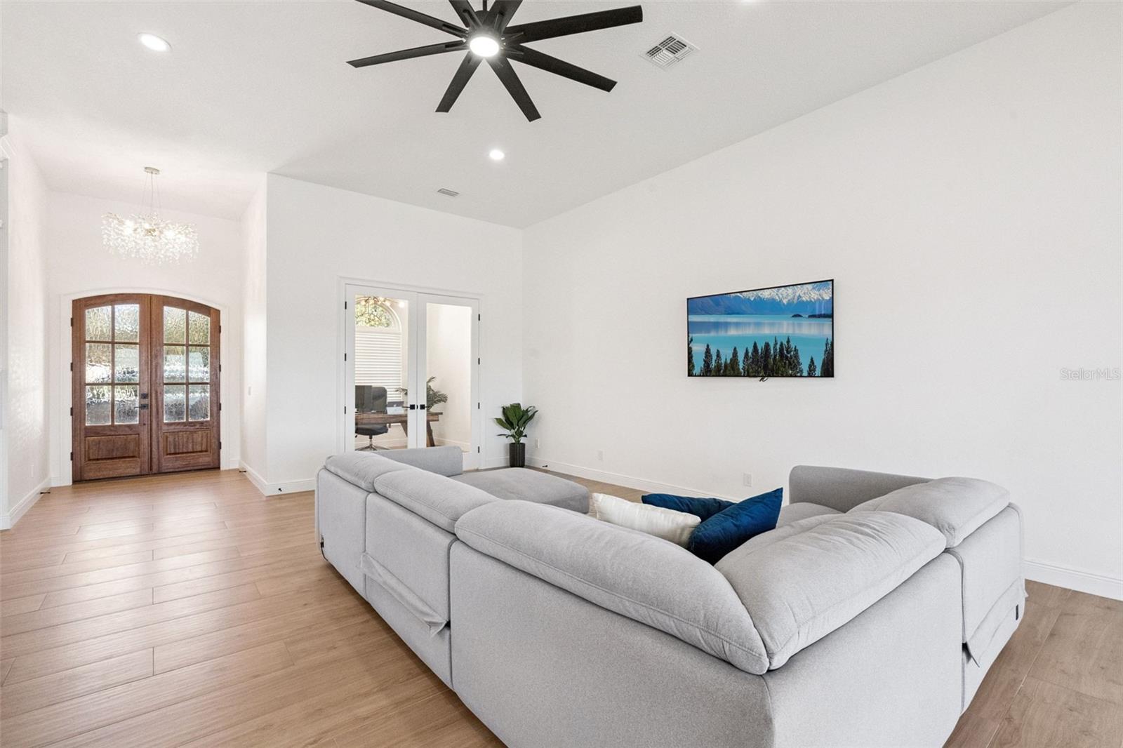 Image 5 of 62 For 10839 Lakeshore Drive