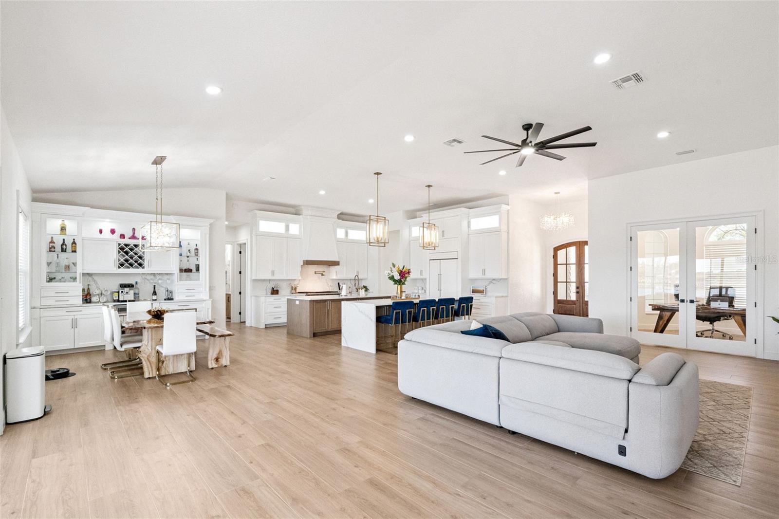 Image 8 of 62 For 10839 Lakeshore Drive