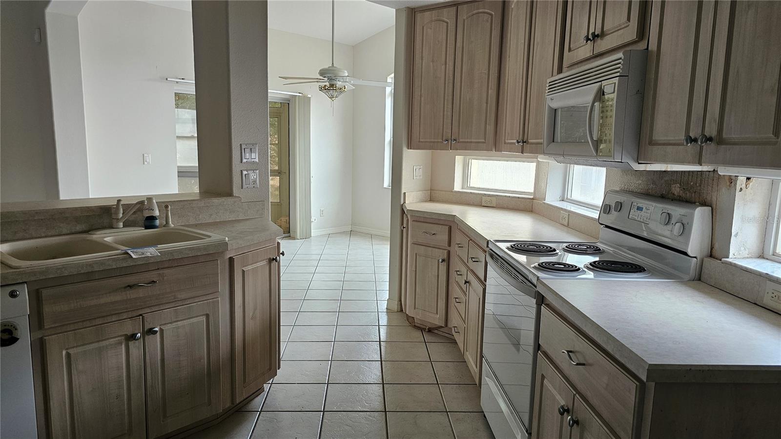 Image 11 of 28 For 21516 Castle View Court