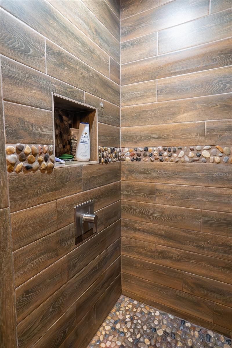 Image 19 of 37 For 1038 Singleton Circle