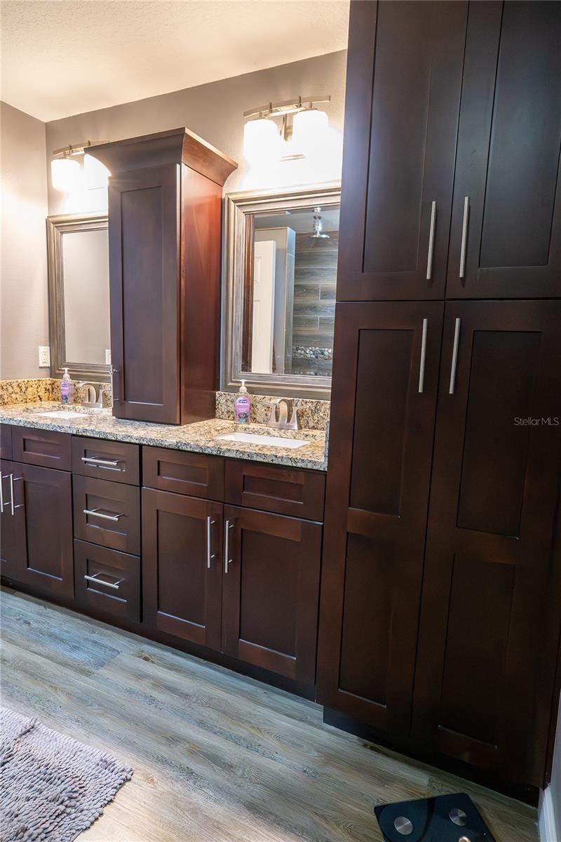 Image 21 of 37 For 1038 Singleton Circle