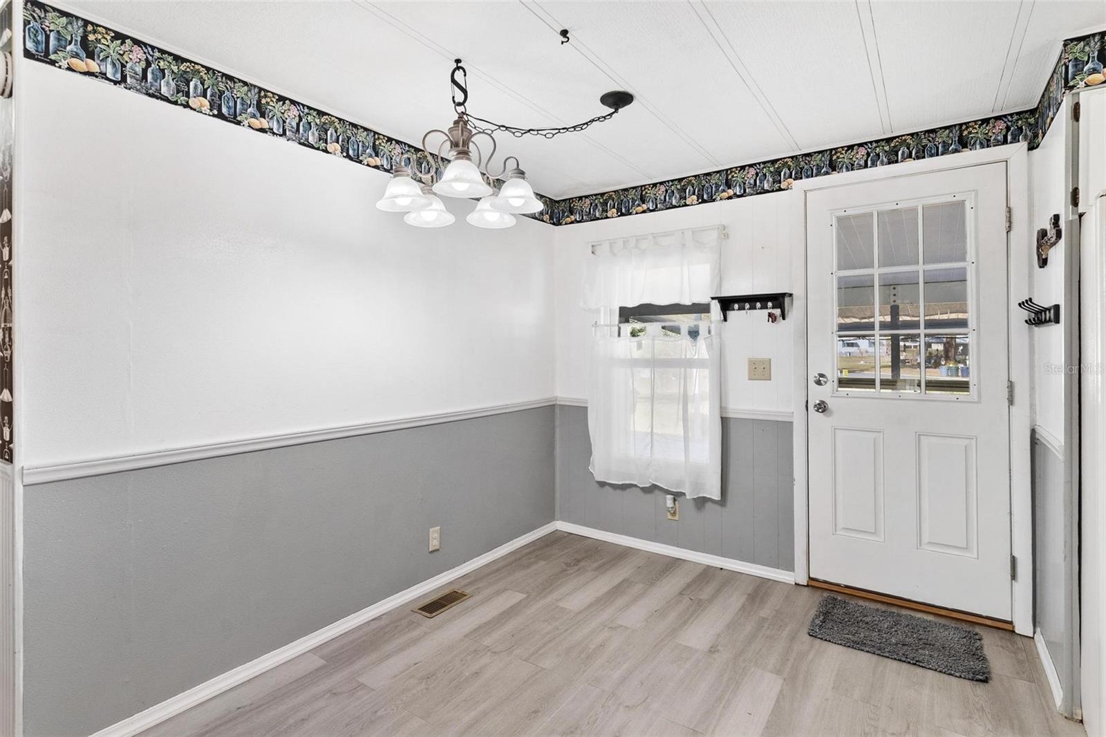 Image 20 of 53 For 304 Ivanhoe Circle